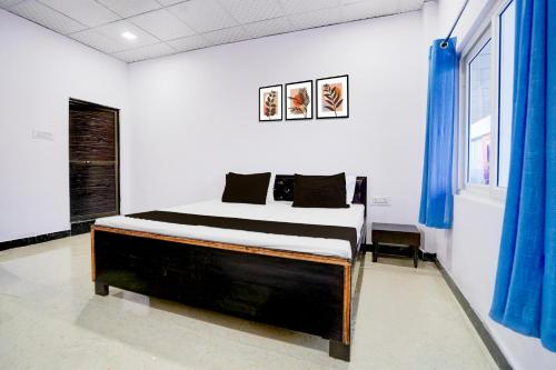 Postel nebo postele na pokoji v ubytování Hotel O Devki Garden