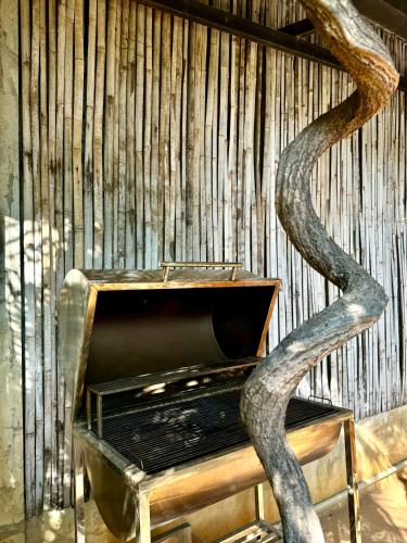 a wooden wall with a statue of a tree at Mes trois coeurs in Phumĭ Réach Born
