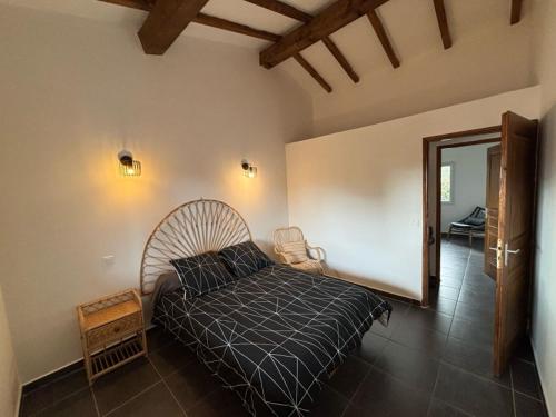 - une chambre avec un lit et une couette noire dans l'établissement Casapiana 07, à San-Gavino-di-Carbini