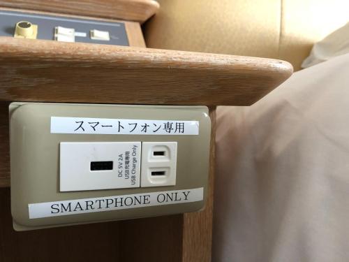 a sign on a bed with a temperature gauge at Narita U-City Hotel / Vacation STAY 42505 in Narita