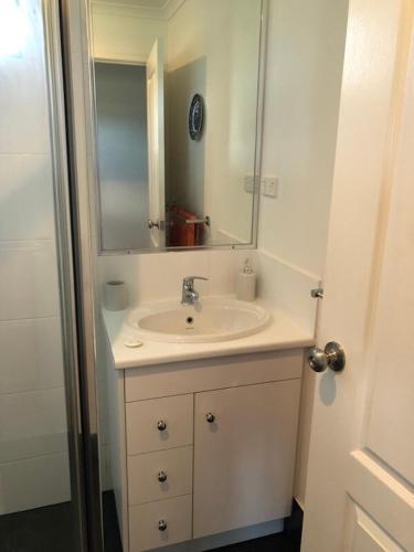 a bathroom with a sink and a mirror at The Cottage in Tingoora