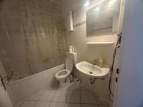 un baño con inodoro y lavabo en Ferienwohnung Neuss, en Neuss