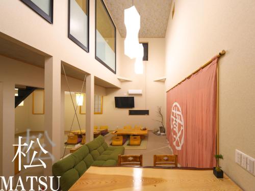 une chambre avec un rideau rouge dans un bâtiment dans l'établissement ALL SEASON RESORT No5 Kura, à Ichinomiya