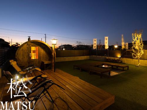 une terrasse avec bancs et foyer extérieur la nuit dans l'établissement ALL SEASON RESORT No5 Kura, à Ichinomiya