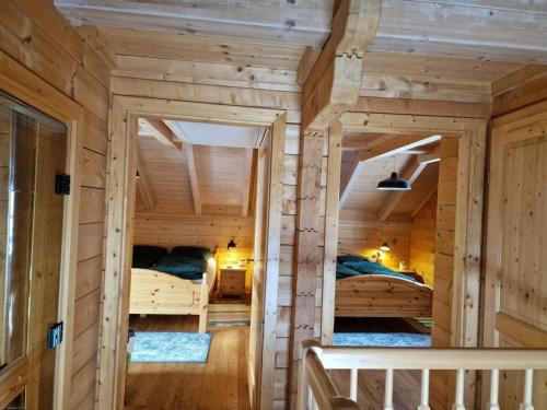 Habitación con 2 camas en una cabaña de madera en Fisherman's Hut Comfortable Holiday Residence, en Falkertsee