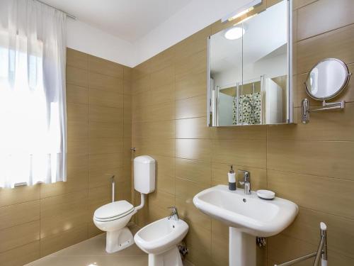 Ένα μπάνιο στο Apartment in Pula near the Sea and Town Center
