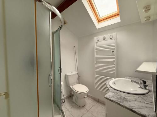 une salle de bain avec toilettes et lavabo dans l'établissement Maison du canton proches commerces, à Grand-Village-Plage