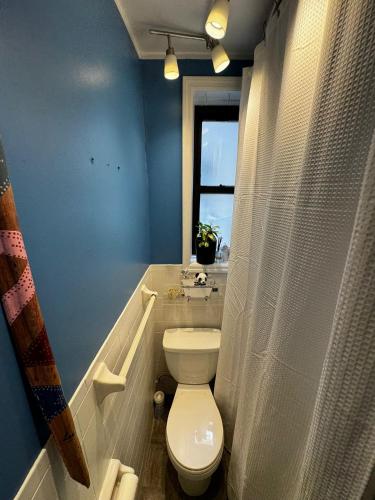 Ένα μπάνιο στο Next to Manhattan 2 Bedrooms Apartment - Subway 20 steps, Manhattan 1 Stop