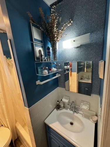 Ένα μπάνιο στο Next to Manhattan 2 Bedrooms Apartment - Subway 20 steps, Manhattan 1 Stop