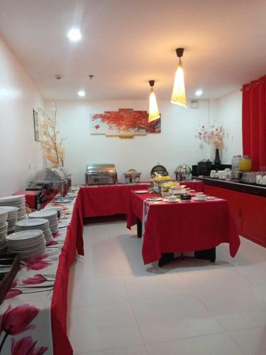 eine Küche mit roten Tischdecken in einem Restaurant in der Unterkunft IL Mare Sakura Resort Boracay in Boracay