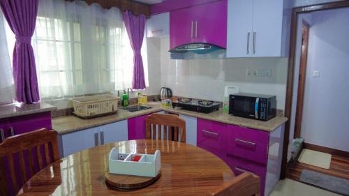 Kuchyň nebo kuchyňský kout v ubytování Ashraya Home