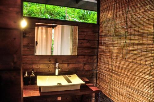 un baño con lavabo y espejo en Skygazer, en Ella