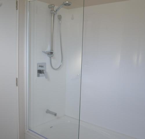 Bilik mandi di 319 Addington Motel