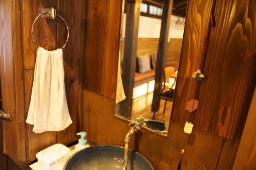 un baño con lavabo y espejo en Onjuku, en Iwada