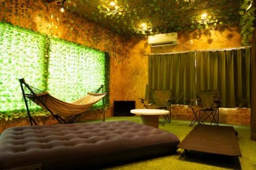 Habitación con cama y hamaca. en Onjuku, en Iwada