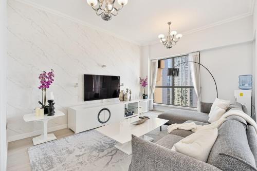 Bright and Spacious 2BR with Pool and Gym Access