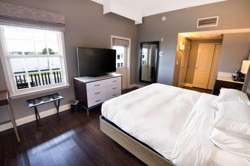 a bedroom with a bed and a flat screen tv at Hilton Saint Augustine Historic Bayfront in Saint Augustine