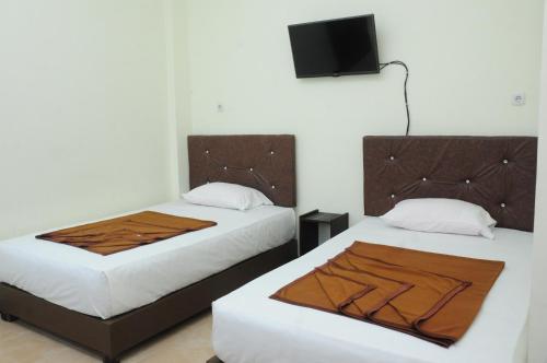 Una cama o camas en una habitación de Dena Hotel