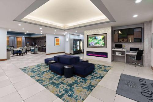 a living room with a couch and a fireplace at La Quinta by Wyndham Austin NW/Lakeline Mall in Cedar Park