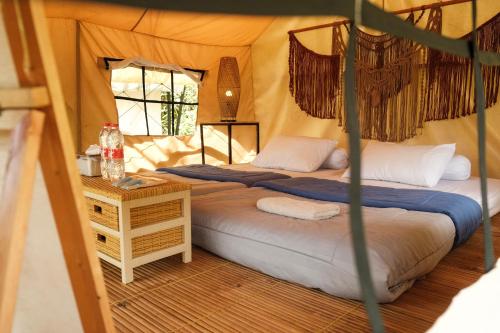 Katil atau katil-katil dalam bilik di Glamping Menoreh