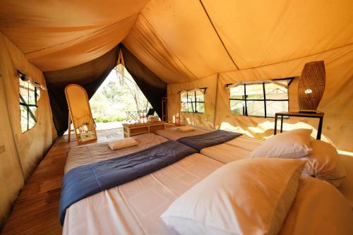Katil atau katil-katil dalam bilik di Glamping Menoreh