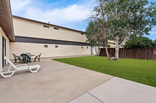 un patio con mesa y banco en Econo Lodge Panguitch near Bryce Canyon, en Panguitch