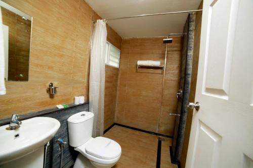 Ett badrum på Moselberg Riverside Cottages