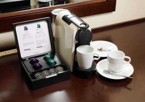 Příslušenství pro přípravu čaje a kávy v ubytování ANA Crowne Plaza Okayama by IHG