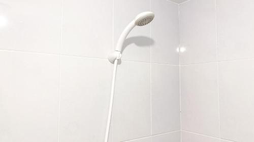 RawalembangNew Furnished and Spacious 2BR Tokyo Riverside PIK 2 Apartment By Travelio的浴室里有淋浴喷头的淋浴