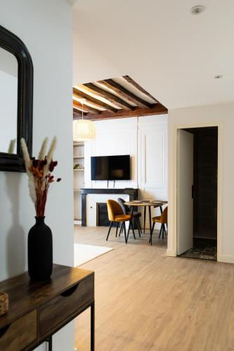 un salon et une salle à manger avec une table et des chaises dans l'établissement Logement centre historique, à Tours