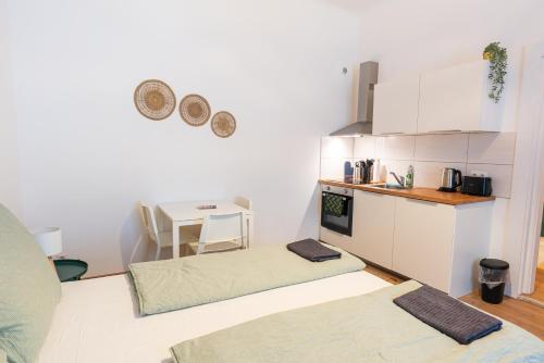 un salon avec une cuisine et une table dans l'établissement Vienna City Apartments 1110 Vienna, à Vienne