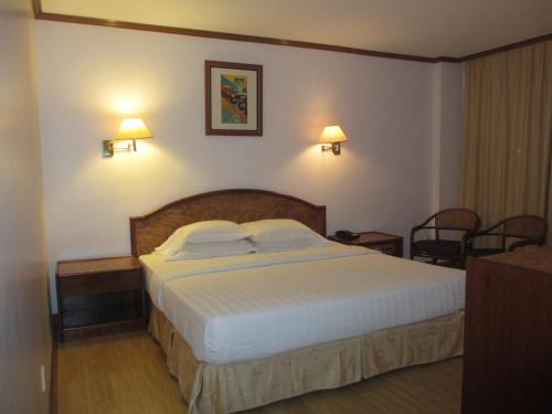 Un pat sau paturi într-o cameră la Sanbay Hotel