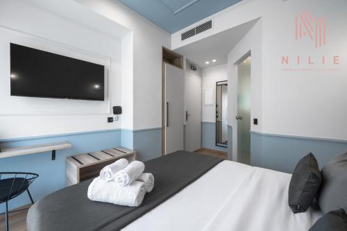 Televisyen dan/atau pusat hiburan di Esther Suites, Nilie Hospitality MGMT