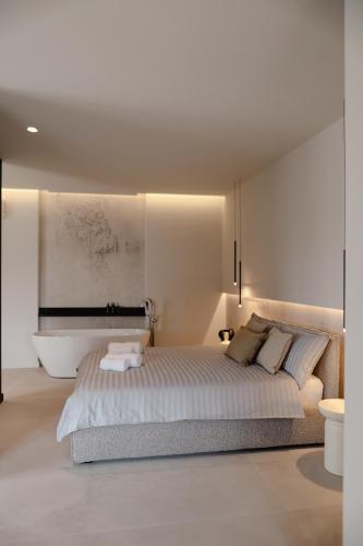 Postel nebo postele na pokoji v ubytování Sobe Six On 7 - Luxury Apartments & Rooms