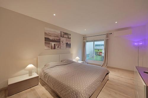 une chambre avec un lit et une grande fenêtre dans l'établissement Loft Saint Roch - Spacieux - parking Gratuit, à Avignon