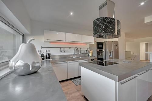 une cuisine avec un grand vase assis sur un comptoir dans l'établissement Loft Saint Roch - Spacieux - parking Gratuit, à Avignon