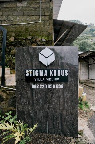 a sign for a villa sigina krukos villa siginia sign at Stigma Kubus By Travelink in Kejajar