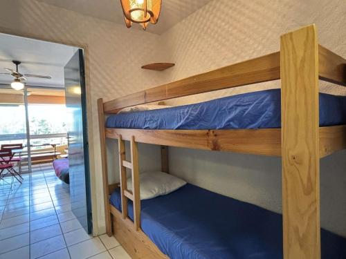 une chambre avec deux lits superposés dans l'établissement Studio cabine 4 couchages ARGELES SUR MER AR580-258, à Argelès-sur-Mer