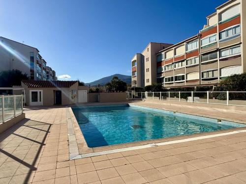 une piscine au milieu d'un immeuble dans l'établissement Studio cabine 4 couchages ARGELES SUR MER AR580-258, à Argelès-sur-Mer