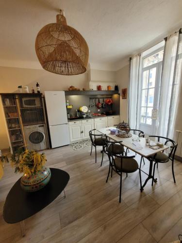 une cuisine et une salle à manger avec une table et des chaises dans l'établissement Le Rocher appartement Cotignac, à Cotignac