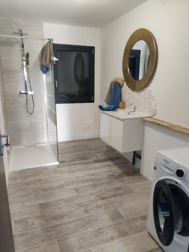 une salle de bain avec douche et machine à laver dans l'établissement Location au calme, à Saint-Paul-Trois-Châteaux