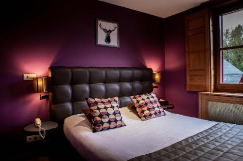Ένα ή περισσότερα κρεβάτια σε δωμάτιο στο Logis Hotel La Diligence