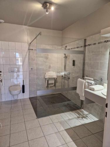 une salle de bain avec une douche, des toilettes et un lavabo dans l'établissement Sure Hotel by Best Western Saint-Quentin Ouest Le pot d étain, à Holnon