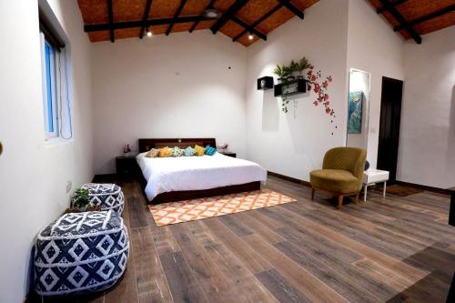 Un pat sau paturi într-o cameră la Benzila Cottage
