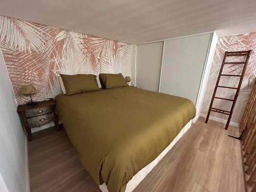 une chambre avec un lit et un tableau au mur dans l'établissement Cœur cannois avec terrasse, clim et jacuzzi, à Cannes