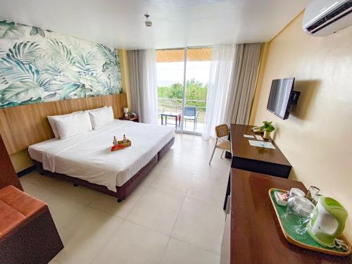 Postel nebo postele na pokoji v ubytování Ocean Suites Bohol Boutique Hotel