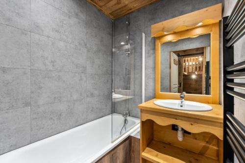 une salle de bain avec un lavabo et une baignoire dans l'établissement Résidence Les Hauts De Preclaux - Appartement cocooning avec vue sur les pistes MAE-4551, aux Orres