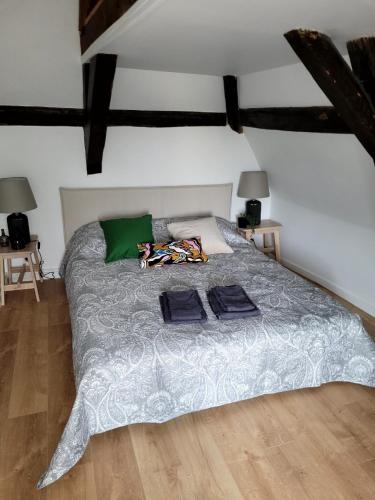 une chambre avec un lit avec deux serviettes dessus dans l'établissement Appartement atypique, à Mitry-Mory