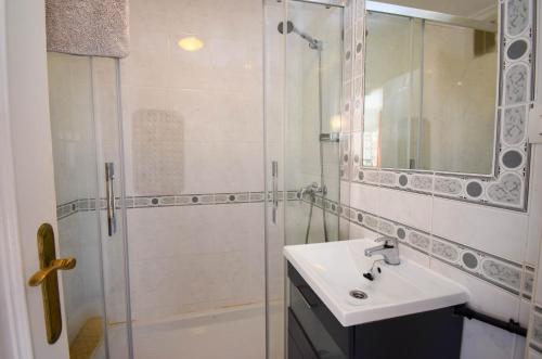 Koupelna v ubytování Ref 228 Apartamento de 1 dormitorio con vistas al mar en primera línea de playa en Los Boliches