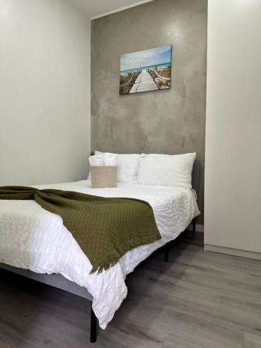 Ένα ή περισσότερα κρεβάτια σε δωμάτιο στο 1 BedFlat 150 metros from beach